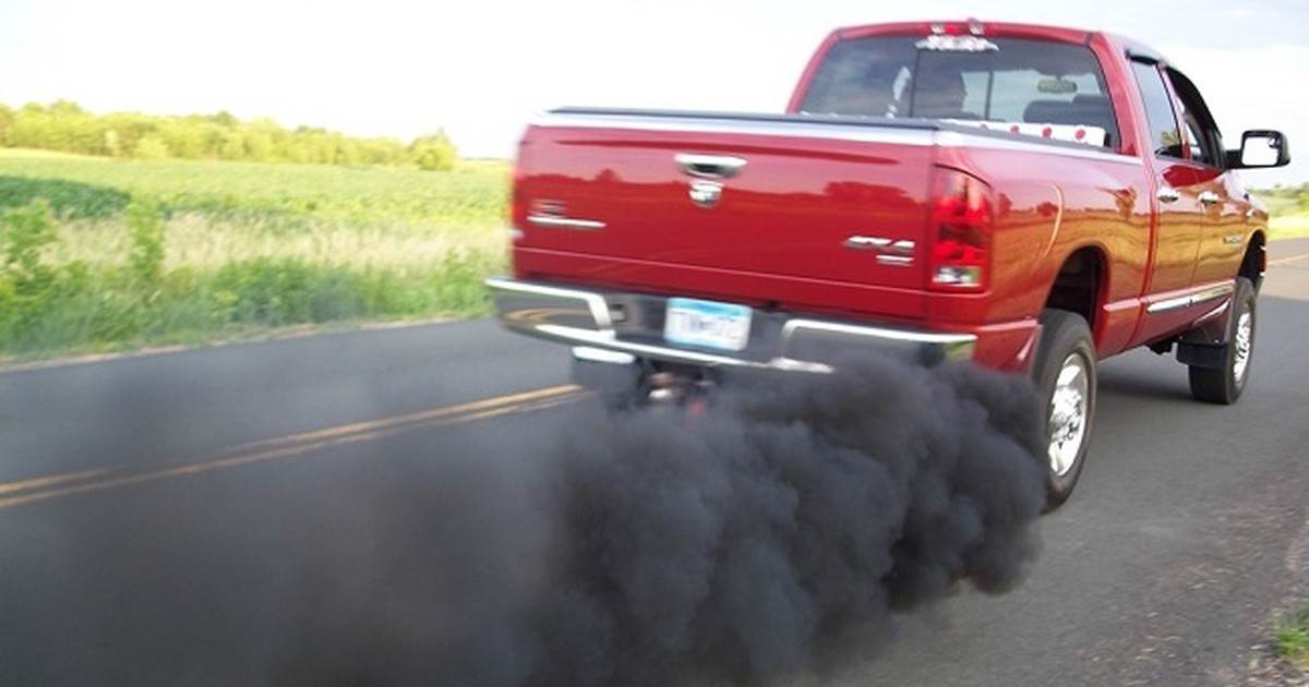 Khi van điều áp bị hỏng ống xả của ô tô có thể bị khói đen